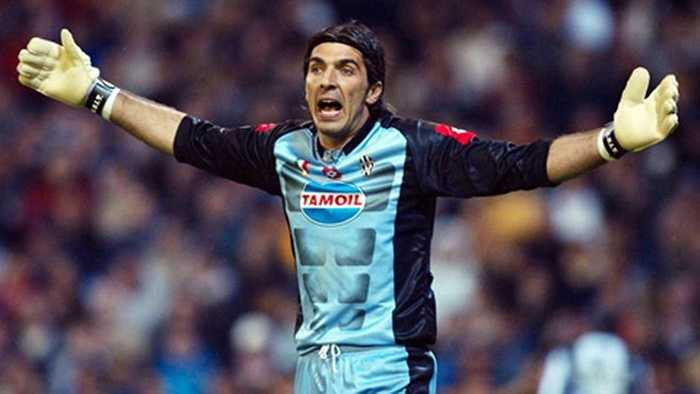 Người đứng đầu đương nhiên là Buffon, sau khi Juventus bỏ ra 46 triệu euro mua anh về từ Parma năm 2001