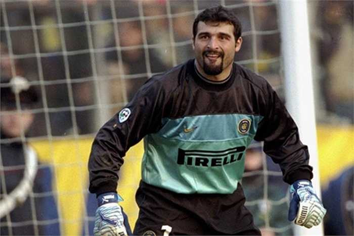 Huyền thoại Peruzzi tiêu tốn 17,9 triệu euro của Inter cũng như Lazio, khi anh 2 lần chuyển CLB vào các năm 1999 và 2000