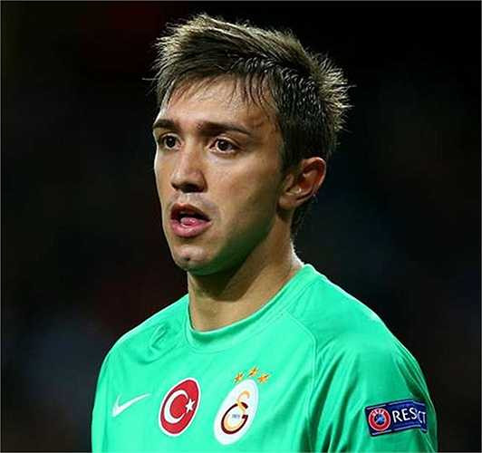Tài năng của thủ môn người Uruguay Muslera đã thuyết phục Galatasaray trả cho Lazio 14 triệu euro hồi năm 2011