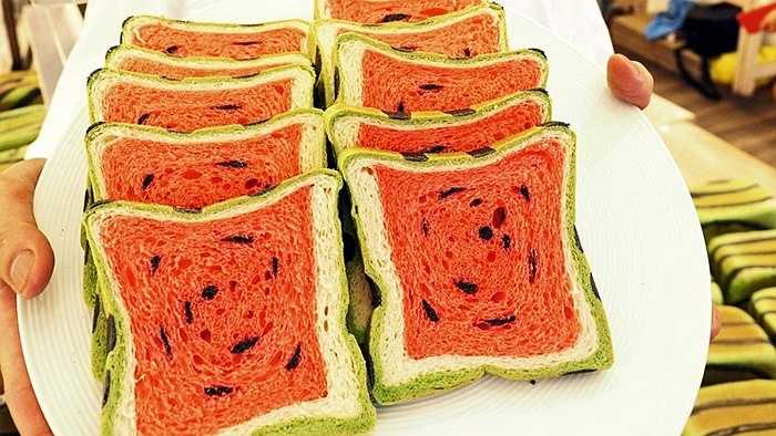 Loại bánh mỳ lạ mắt này có sức hấp dẫn đặc biệt đối với trẻ con, học sinh, sinh viên. Thậm chí, có những hôm cửa hàng còn không kịp sản xuất bánh mỳ dưa hấu để phục vụ nhu cầu của cả người dân địa phương và du khách