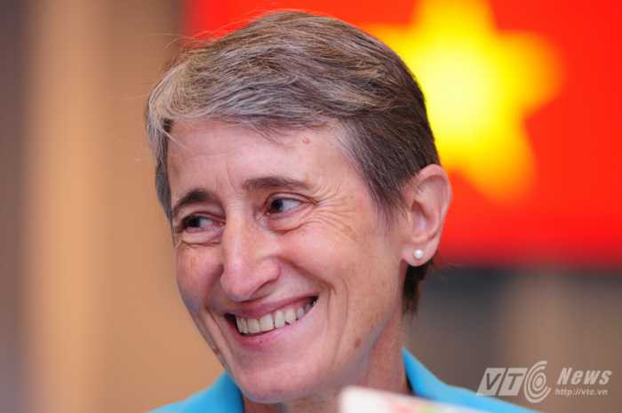 Bộ trưởng Nội vụ Mỹ Sally Jewell vui vẻ trò chuyện cùng các phóng viên