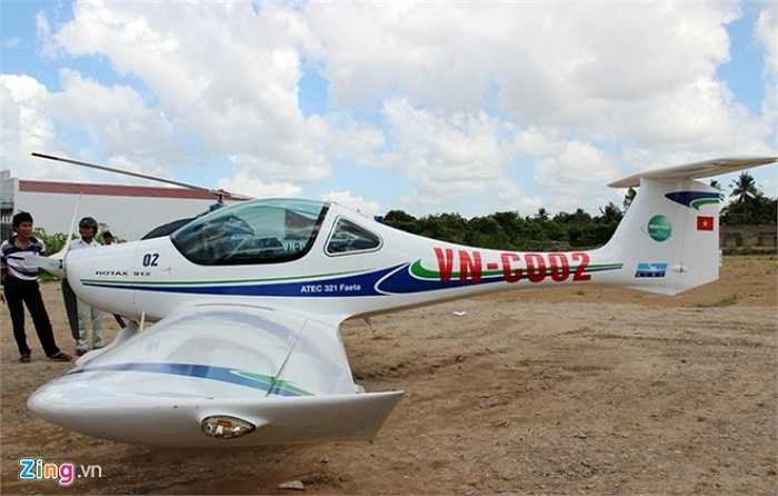 Trong khuôn khổ Tuần lễ Du lịch xanh đồng bằng sông Cửu Long tại TP Cần Thơ từ ngày 27/6 đến 3/7, một doanh nghiệp ở Hà Nội mang đến miền Tây 4 chiếc máy bay loại 2 chỗ ngồi.