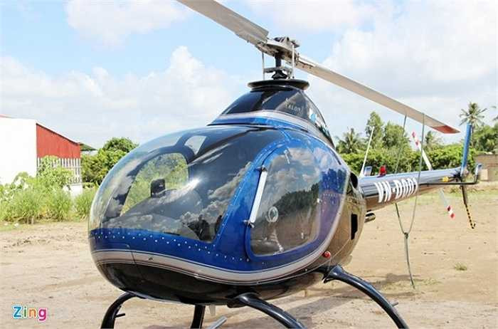 Trong đó, 2 chiếc trưng bày tại khu hội chợ gần trụ sở Ban Chỉ đạo Tây Nam Bộ ở phường Phú Thứ, quận Cái Răng (Cần Thơ); 2 chiếc còn lại đậu tại sân bay Cần Thơ. Trong ảnh là trực thăng Rotor Way A600 trị giá 5 tỷ đồng, nặng 680 kg, do Mỹ sản xuất.