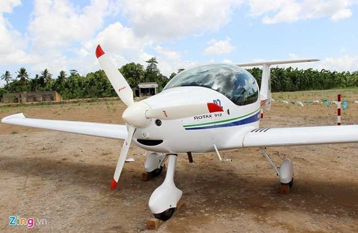 Máy bay cánh thẳng ATC 321 Faeta trị giá 4 tỷ đồng, nặng 472,5 kg (gồm cả hệ thống cứu trợ), do Cộng hòa Czech sản xuất.