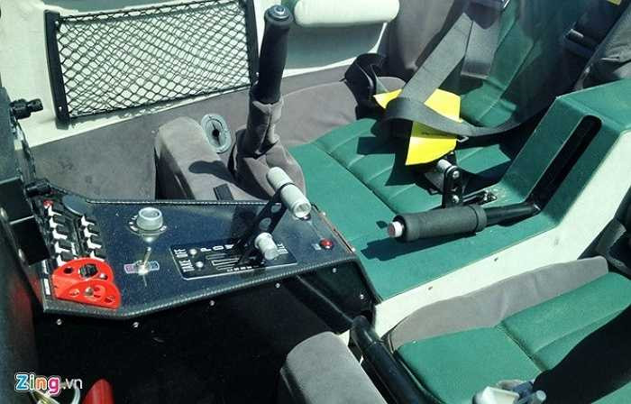 Bên trong buồng lái của chiếc ATC 321 Faeta. Máy bay này có độ sải cánh 9,6 m, chiều dài thân 6,2 m, cao 2 m.