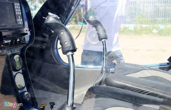 Buồng lái của trực thăng Roror Way A600. Máy bay này dài 8,89 m (tính luôn cánh quạt chính và cánh quạt đuôi), cao 2,54 m, rộng 1,9 m. 