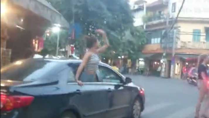 Chân dài nhoài người khỏi xế hộp gào rú khắp đường phố Hà Nội