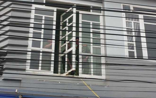 Đưa con đi thi, phụ huynh rơi từ tầng 2 xuống trọng thương