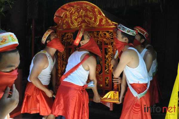 Lễ hội Đình Chèm diễn ra trong cái nắng đổ lửa