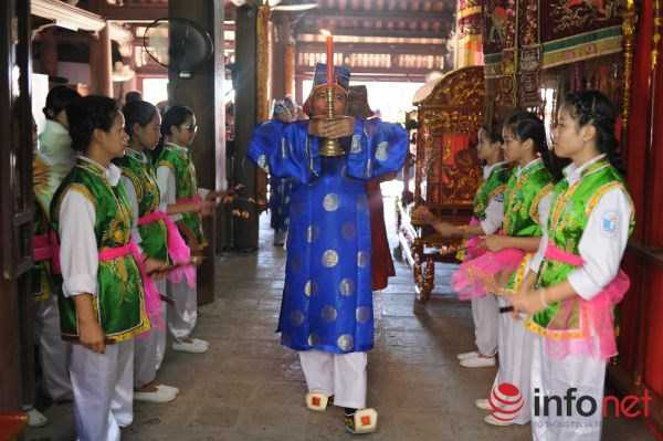 Lễ hội Đình Chèm diễn ra trong cái nắng đổ lửa