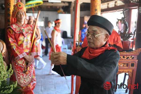 Lễ hội Đình Chèm diễn ra trong cái nắng đổ lửa