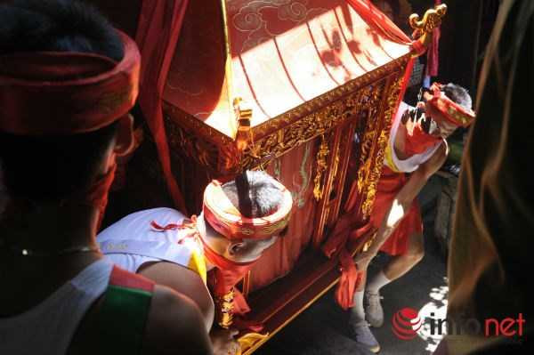 Lễ hội Đình Chèm diễn ra trong cái nắng đổ lửa