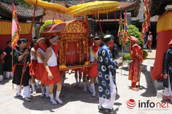 Lễ hội Đình Chèm diễn ra trong cái nắng đổ lửa