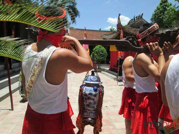 Lễ hội Đình Chèm diễn ra trong cái nắng đổ lửa