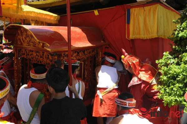 Lễ hội Đình Chèm diễn ra trong cái nắng đổ lửa