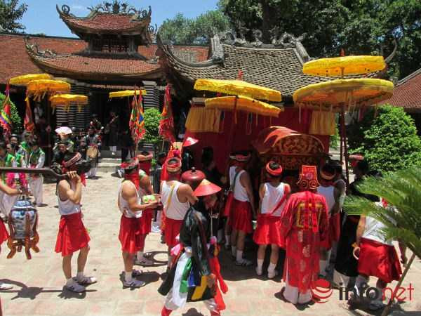 Lễ hội Đình Chèm diễn ra trong cái nắng đổ lửa