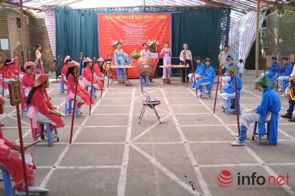 Lễ hội Đình Chèm diễn ra trong cái nắng đổ lửa