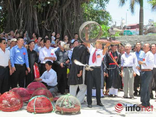 Lễ hội Đình Chèm diễn ra trong cái nắng đổ lửa