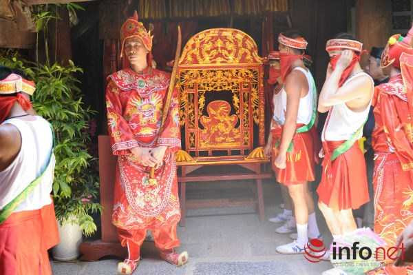 Lễ hội Đình Chèm diễn ra trong cái nắng đổ lửa