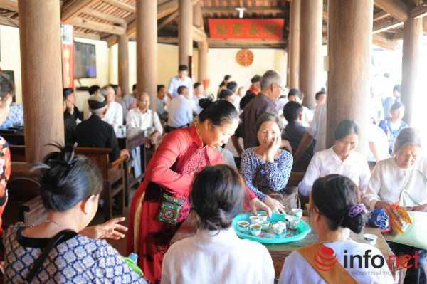 Lễ hội Đình Chèm diễn ra trong cái nắng đổ lửa