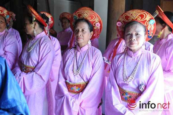 Lễ hội Đình Chèm diễn ra trong cái nắng đổ lửa