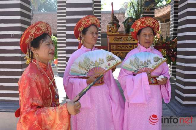 Lễ hội Đình Chèm diễn ra trong cái nắng đổ lửa