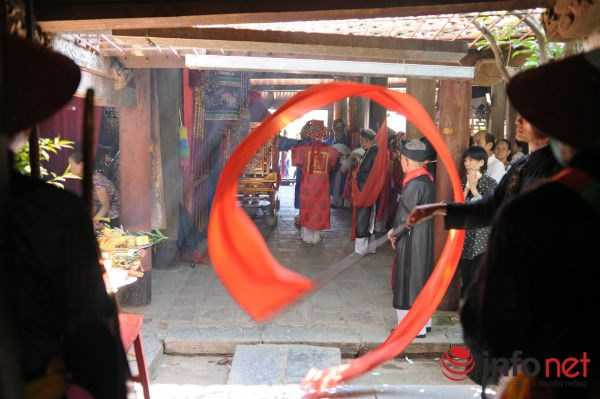 Lễ hội Đình Chèm diễn ra trong cái nắng đổ lửa