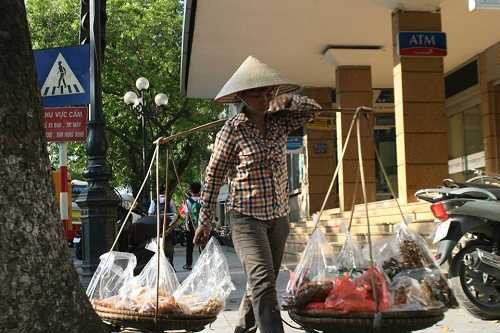 Người Hà Nội quay cuồng trong 'chảo rang' gần 50 độ C, sợ hãi không dám về nhà