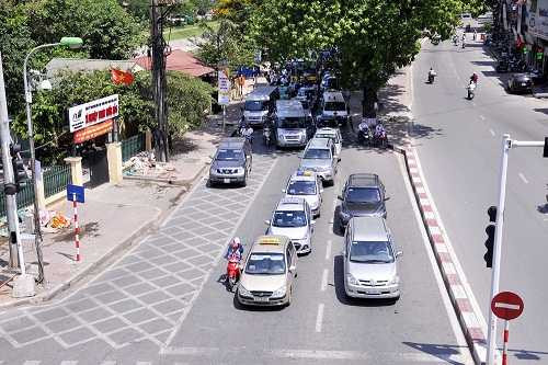 Người Hà Nội quay cuồng trong 'chảo rang' gần 50 độ C, sợ hãi không dám về nhà