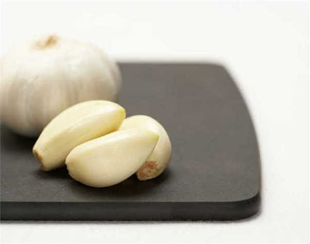 Tỏi có đặc tính riêng giúp chống nấm và kháng khuẩn. Việc ăn một vài nhánh tỏi thường xuyên để kiểm soát huyết áp.