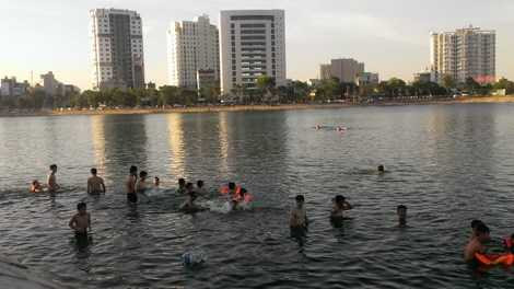 Nhiều người chết, dân Hà Nội vẫn lao xuống 'hồ tử thần' giải nhiệt