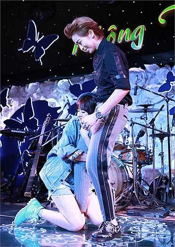 Hot girl Hà thành ôm chặt chân bạn thân trên sân khấu