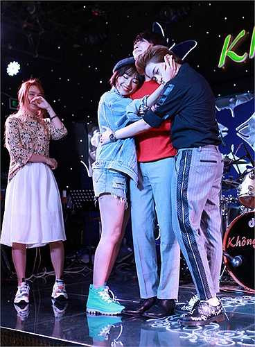 Chi Pu - Bê Trần - Gil Lê thể hiện tình yêu tay baChi Pu thổi nến sinh nhật và cầu mong cho những dự định của mình sẽ suôn sẻ