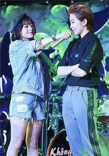 Trong khi hát, Chi Pu đã xuống tận ghế khán giả kéo Gil Lê lên cùng