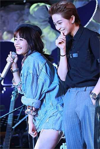 Gil Lê cười rạng rỡ khi bị Chi Pu chủ động 'trêu ghẹo'.