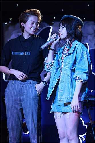 Chi Pu rơm rớm nước mắt khi được Fanclub tổ chức sinh nhật muộn trên sân khấu.