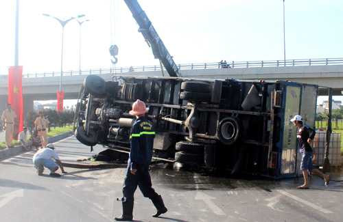 Ô tô tải lật nhào, hoá chất tràn lênh láng ra đường