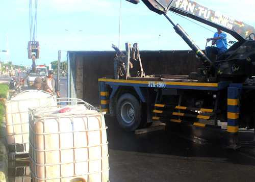 Ô tô tải lật nhào, hoá chất tràn lênh láng ra đường