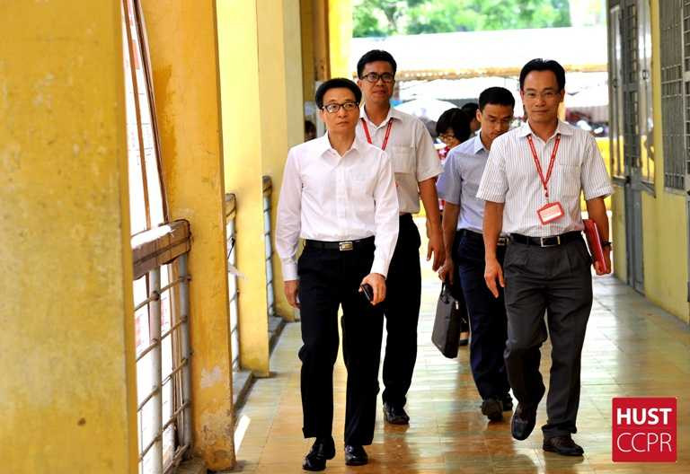 Phó Thủ tướng Vũ Đức Đam động viên phụ huynh chờ con thi dưới nắng nóng