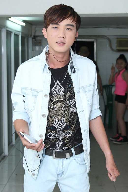 Trọng Nghĩa năm nay 22 tuổi, quê ở Long Khánh (Đồng Nai). Hiện tại anh vừa bán kẹo vừa hát ở các quán ăn.