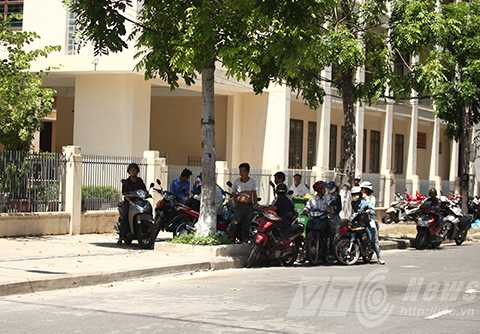 Đà Nẵng, thi tốt nghiệp, quốc gia, thí sinh, phụ huynh, nắng nóng, rời phòng thi, môn Toán