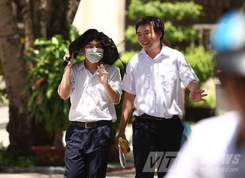 Đà Nẵng, thi tốt nghiệp, quốc gia, thí sinh, phụ huynh, nắng nóng, rời phòng thi, môn Toán