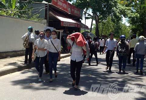 Đà Nẵng, thi tốt nghiệp, quốc gia, thí sinh, phụ huynh, nắng nóng, rời phòng thi, môn Toán