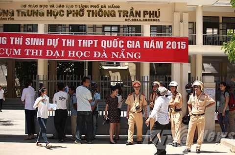Đà Nẵng, thi tốt nghiệp, quốc gia, thí sinh, phụ huynh, nắng nóng, rời phòng thi, môn Toán