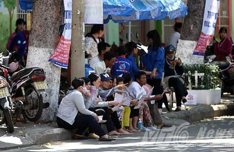 Đà Nẵng, thi tốt nghiệp, quốc gia, thí sinh, phụ huynh, nắng nóng, rời phòng thi, môn Toán