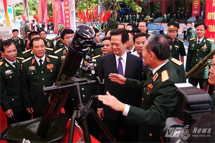 Thủ tướng Nguyễn Tấn Dũng tham quan khu trưng bày sáng kiến cải tiến vũ khí, khí tài