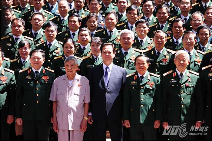 thu-tuong-nguyen-tan-dung-tham-quan-vu-khi-cai-tien-cua-quan-doi-vn-8.jpg