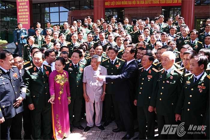 Trò chuyện vui vẻ với các điển hình tiên tiến