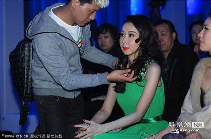 Gương mặt căng cứng và thiếu tự nhiên của Tiêu Tường. 