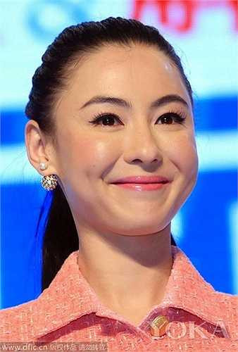 Cận cảnh gương mặt 'như tượng sáp' của bà mẹ hai con. 